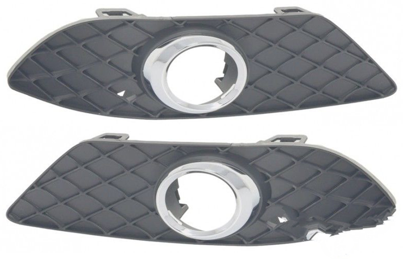 Решетка в бампер Mercedes W204 2011-2014 C-CLASS (ELEGANCE/AVANTGARDE)